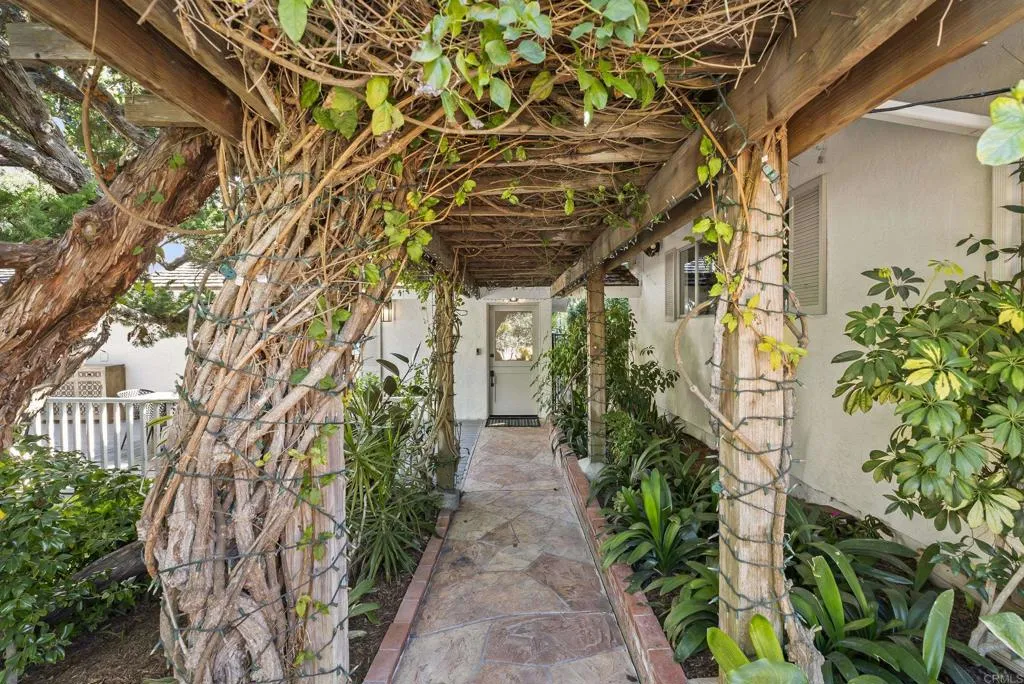 6147 Camino Selva