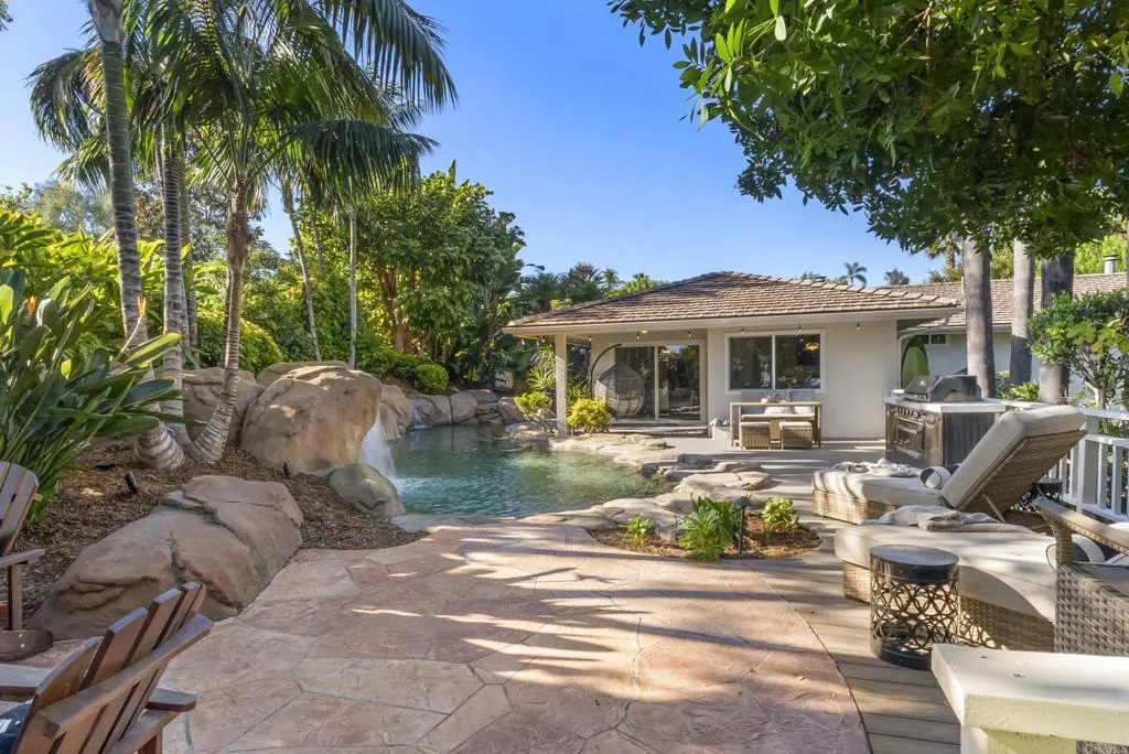 6147 Camino Selva