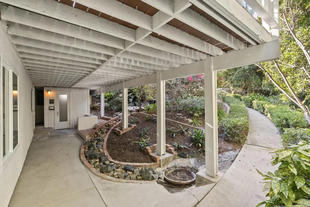6147 Camino Selva
