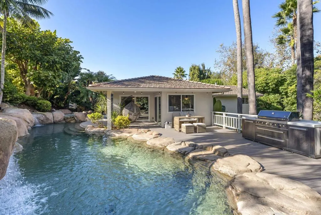 6147 Camino Selva