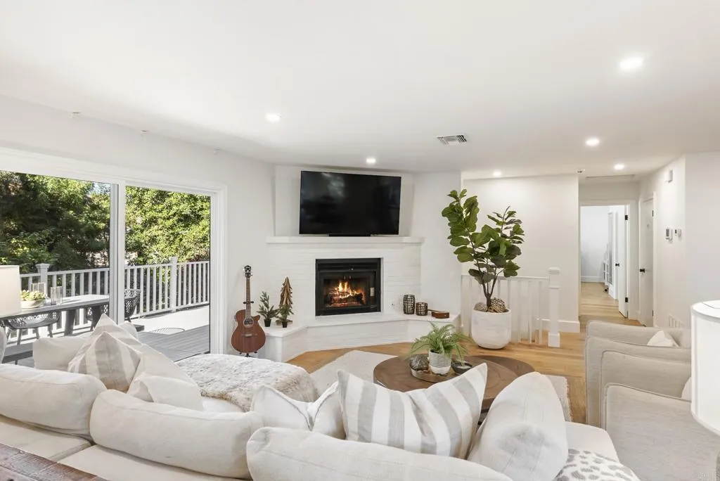 6147 Camino Selva