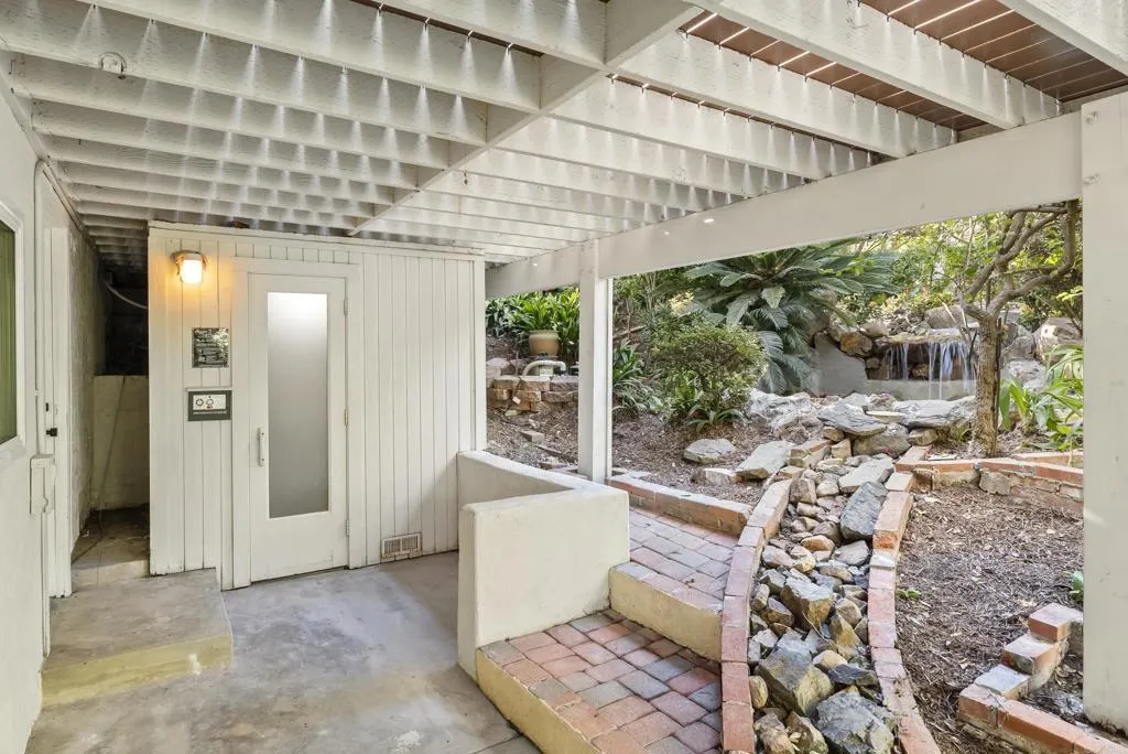 6147 Camino Selva