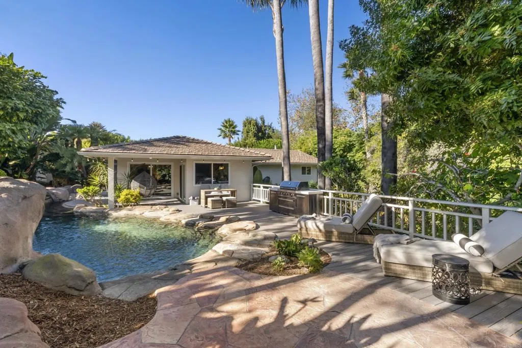 6147 Camino Selva