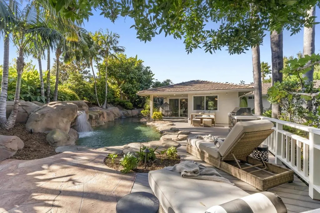 6147 Camino Selva