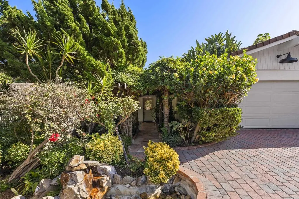 6147 Camino Selva