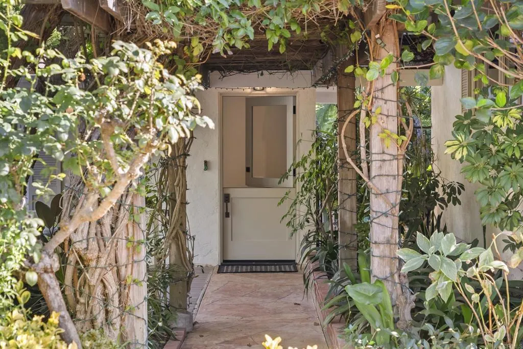 6147 Camino Selva