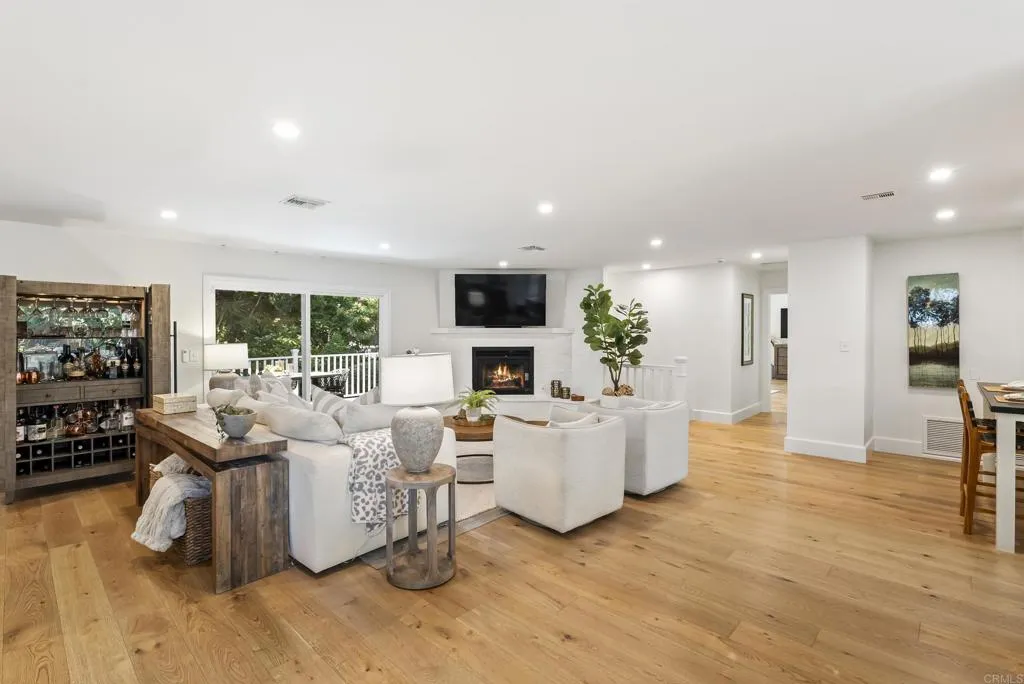 6147 Camino Selva