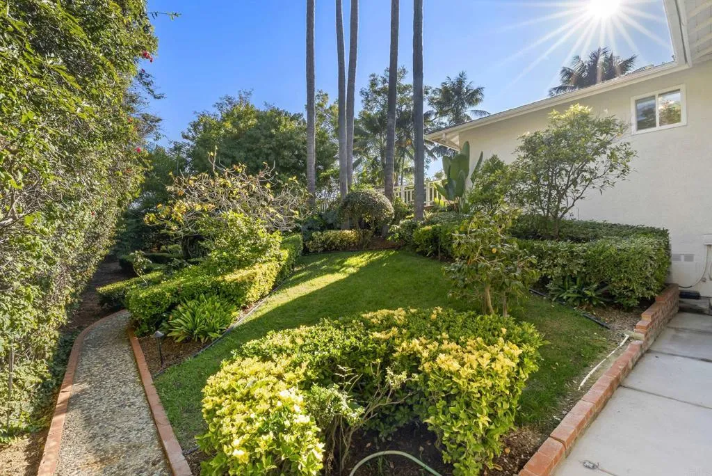 6147 Camino Selva