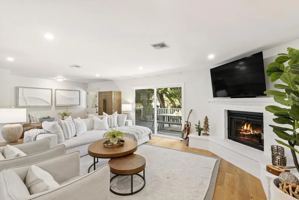 6147 Camino Selva
