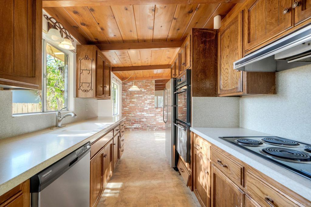 2035 Basswood Avenue