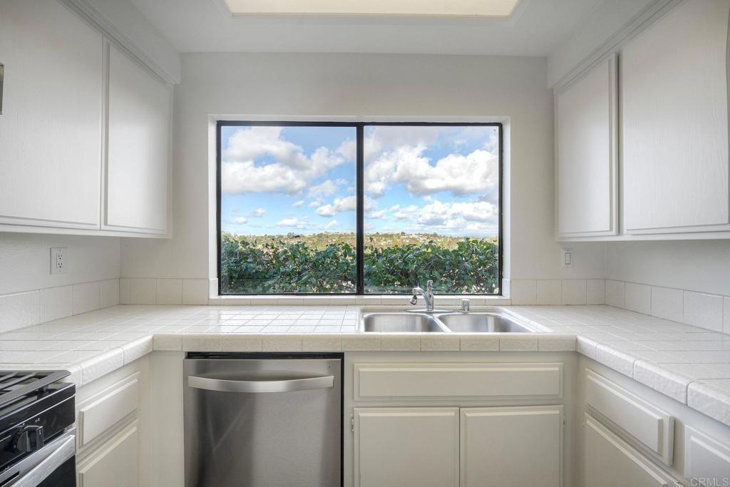 1896 E Pointe Avenue