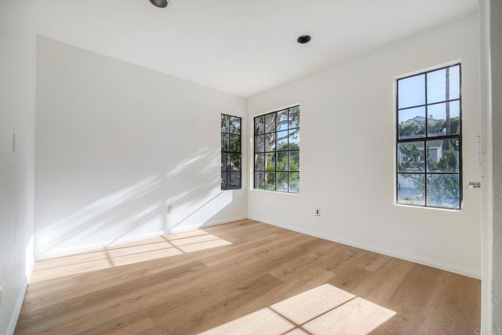 1896 E Pointe Avenue