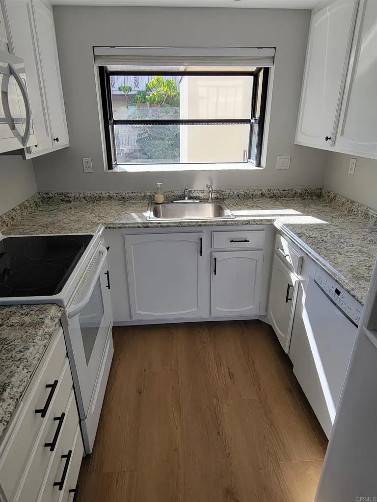 1263 Robinson Avenue Unit 12