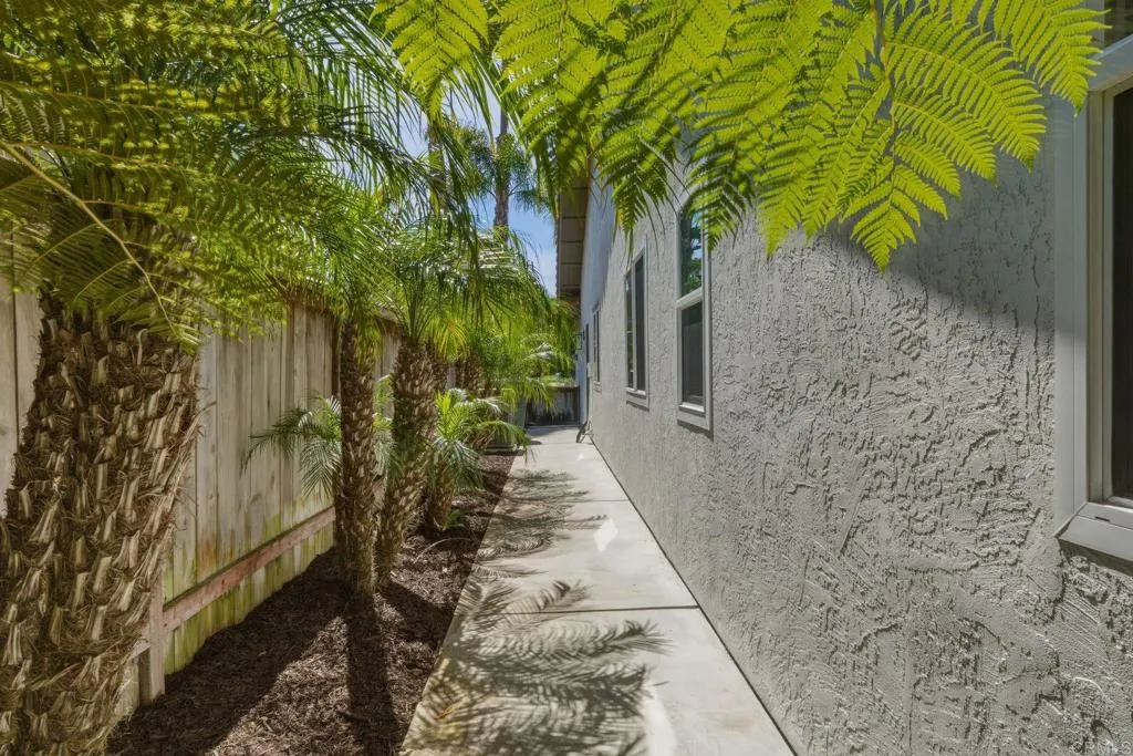 630 Poinsettia Park North