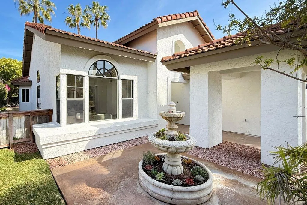 630 Poinsettia Park North