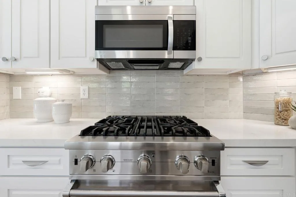 630 Poinsettia Park North