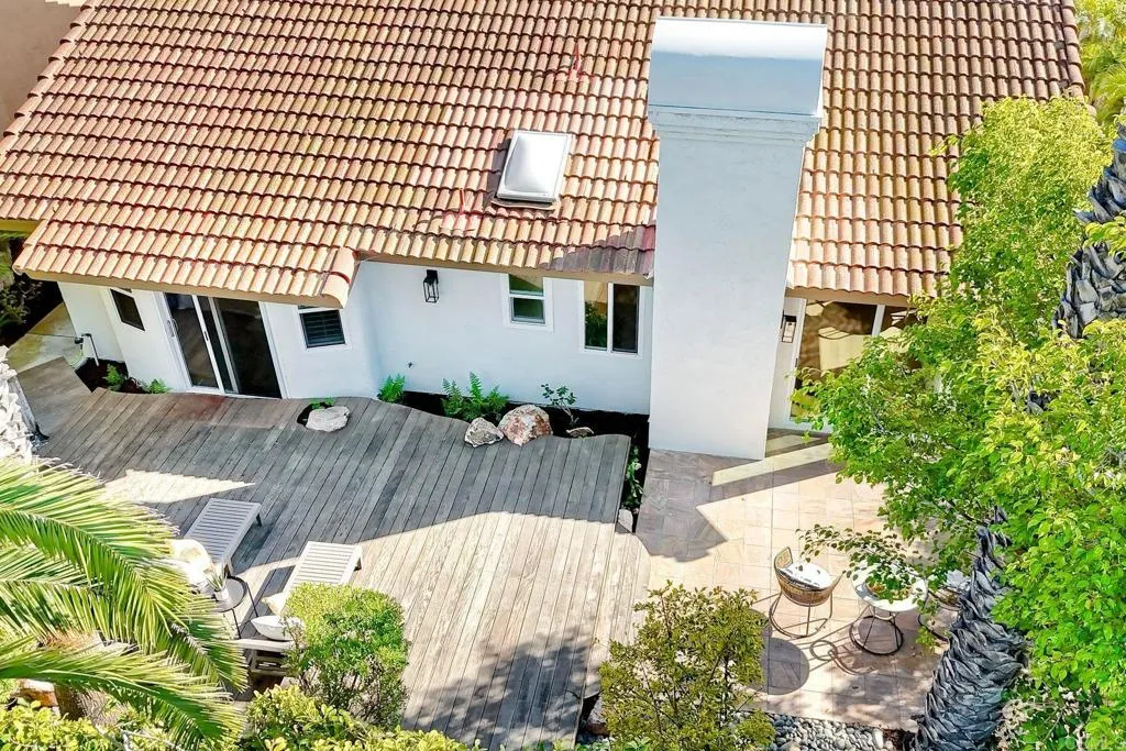 630 Poinsettia Park North