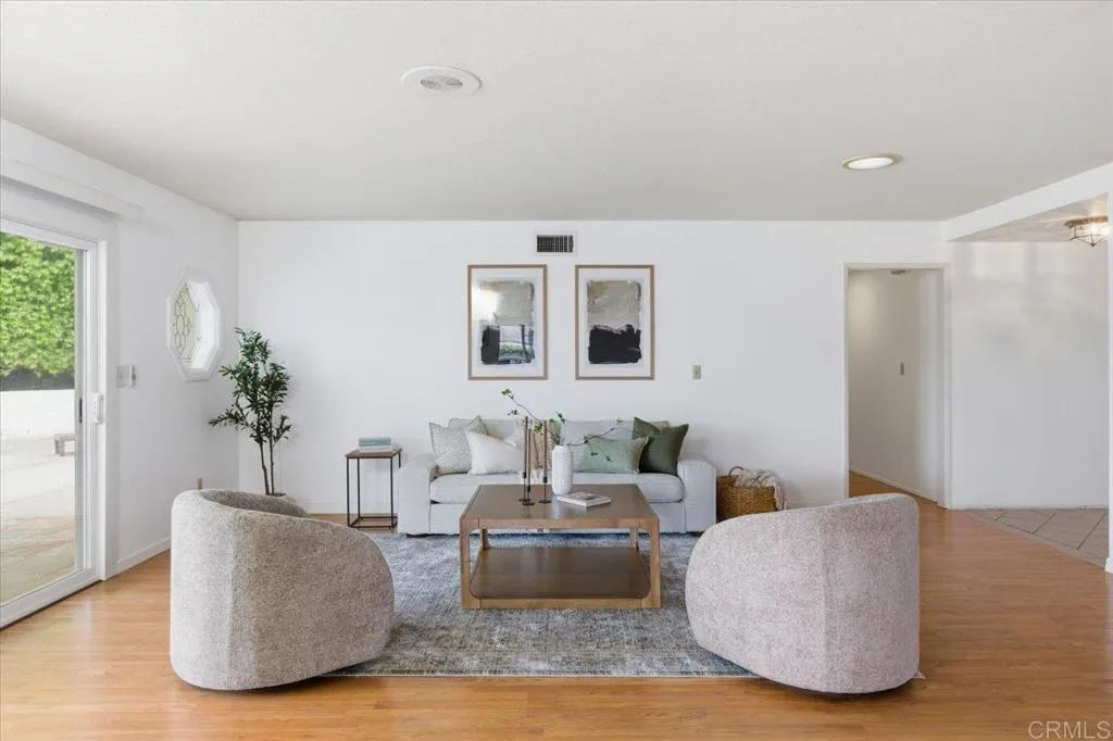 1071 La Reina Drive