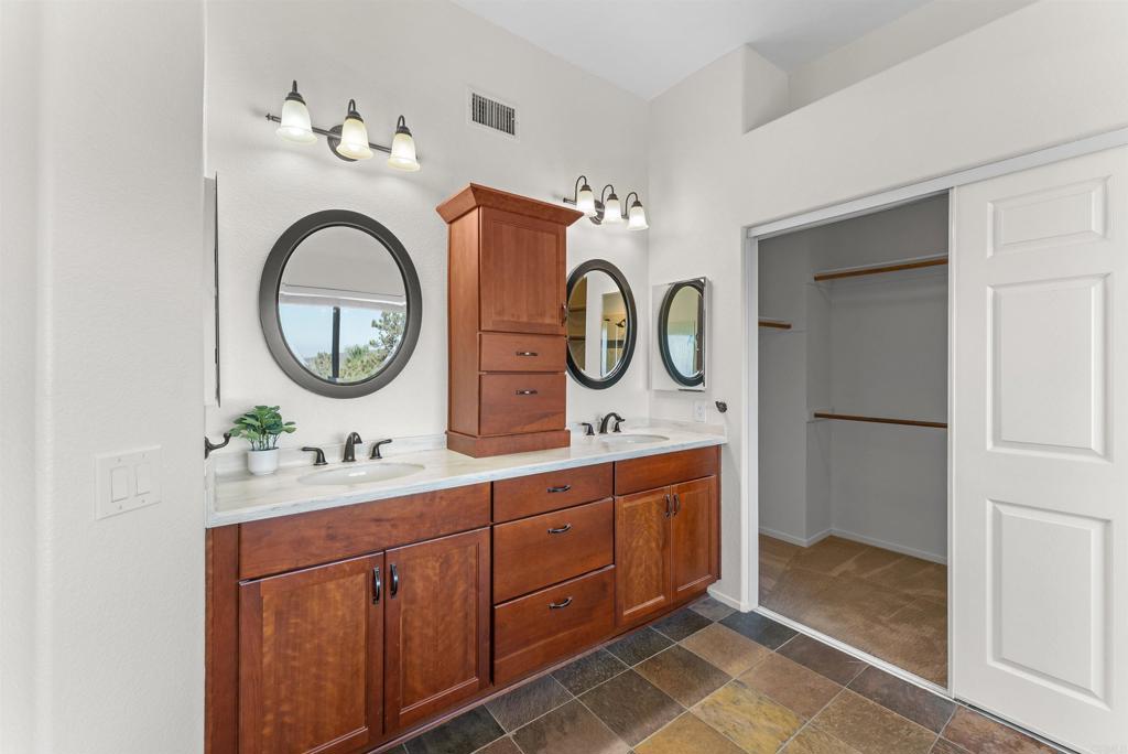 2462 Bear Rock Gln