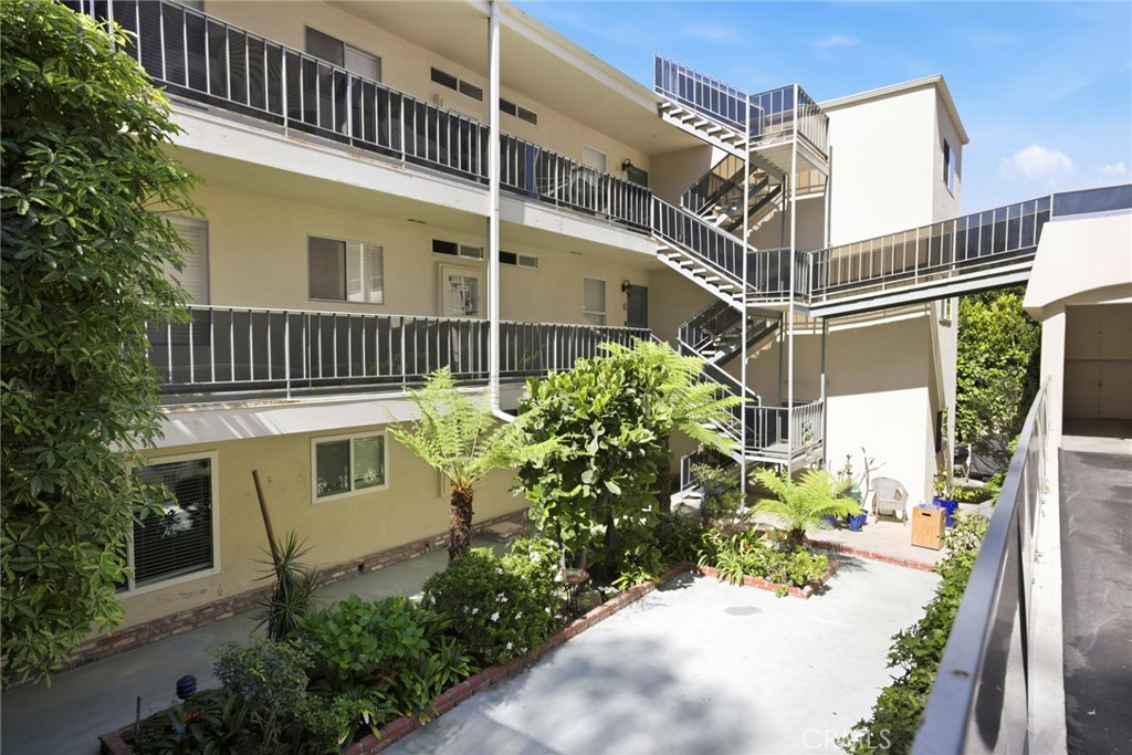 240 Moss Street 8