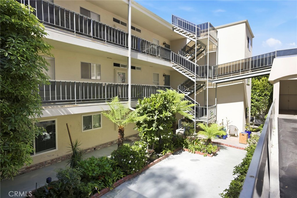 240 Moss Street 8
