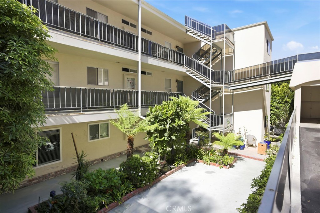 240 Moss Street 8