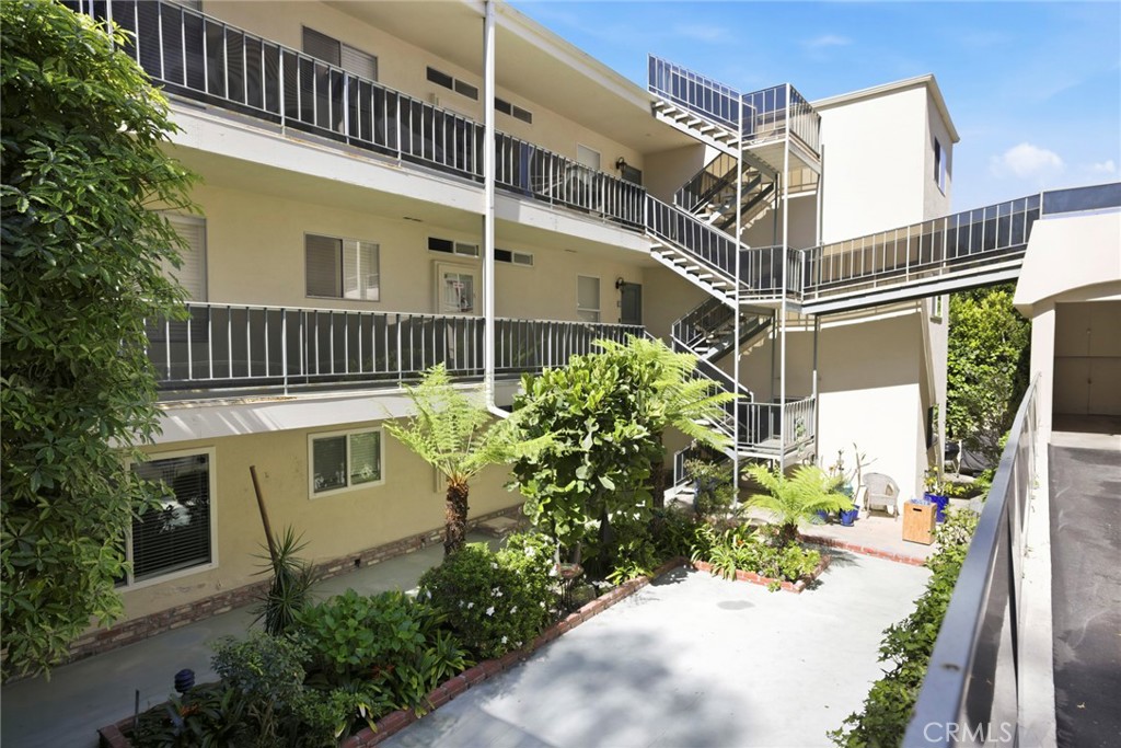 240 Moss Street 8