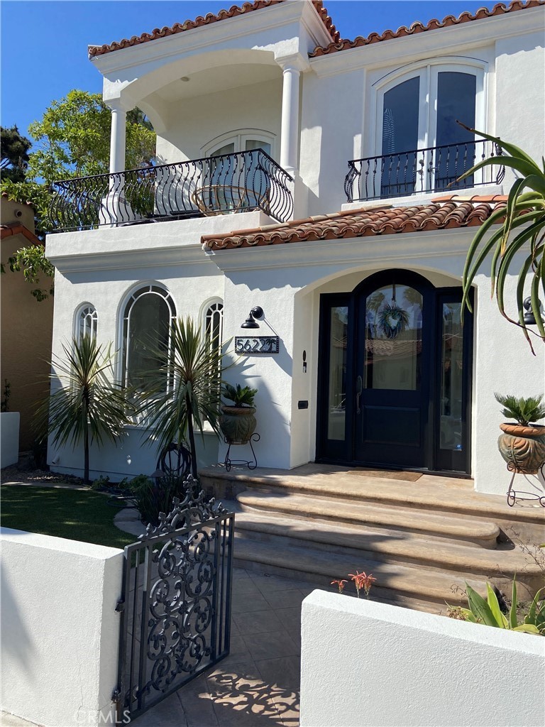 5622 Campo Walk