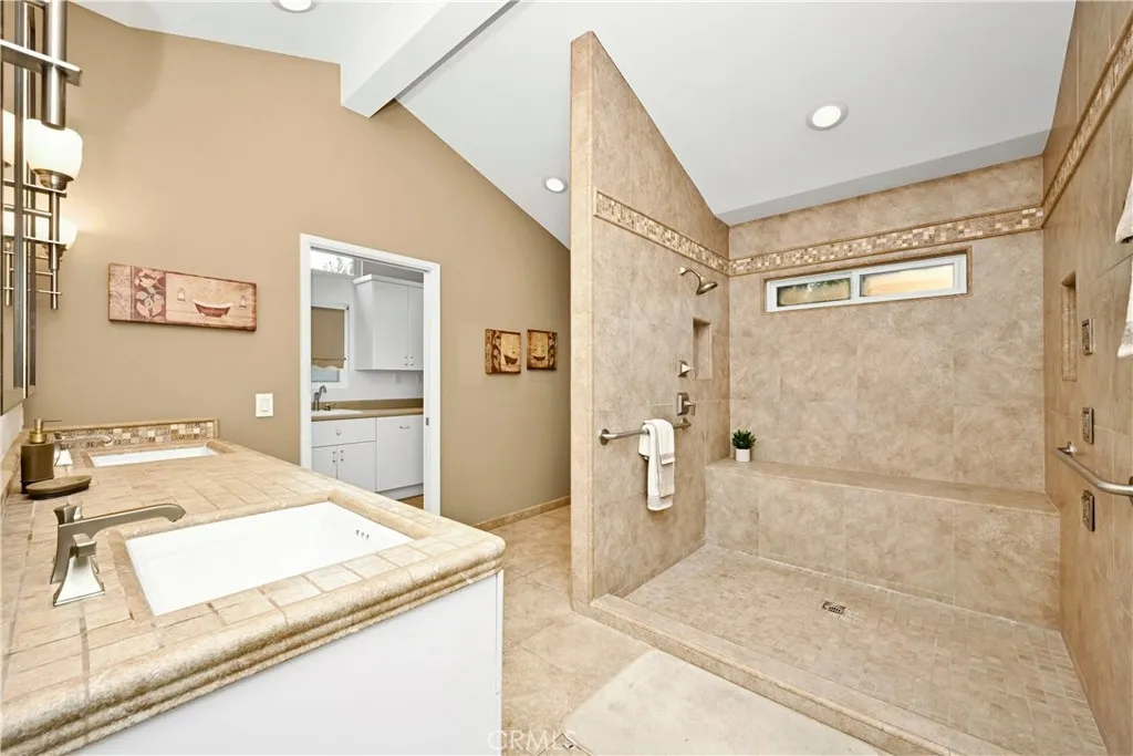 1811 N College Place