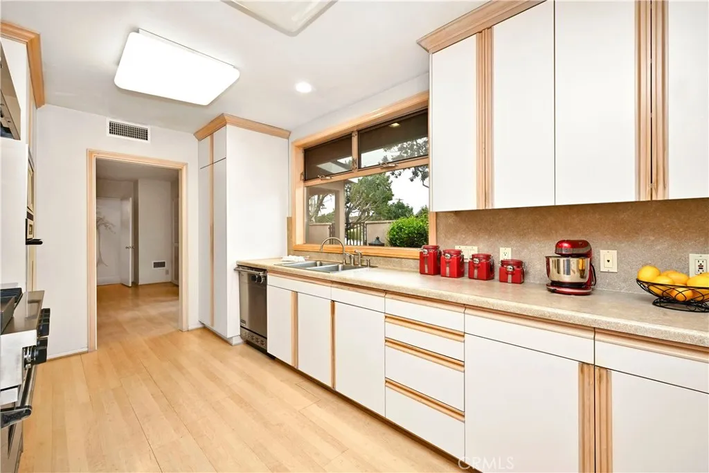 1811 N College Place