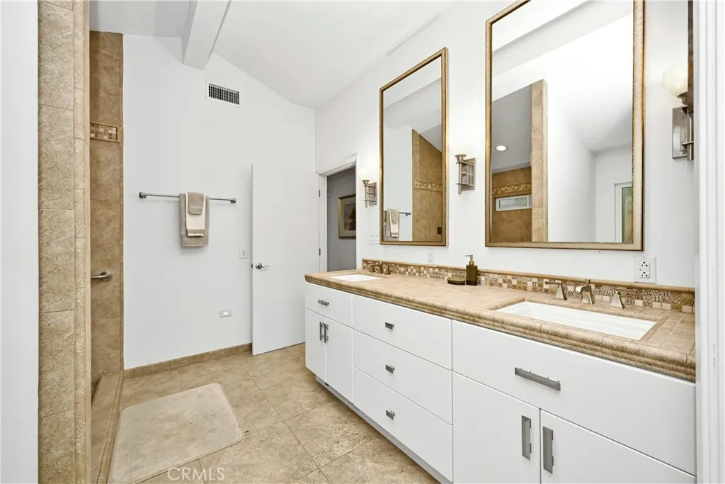 1811 N College Place