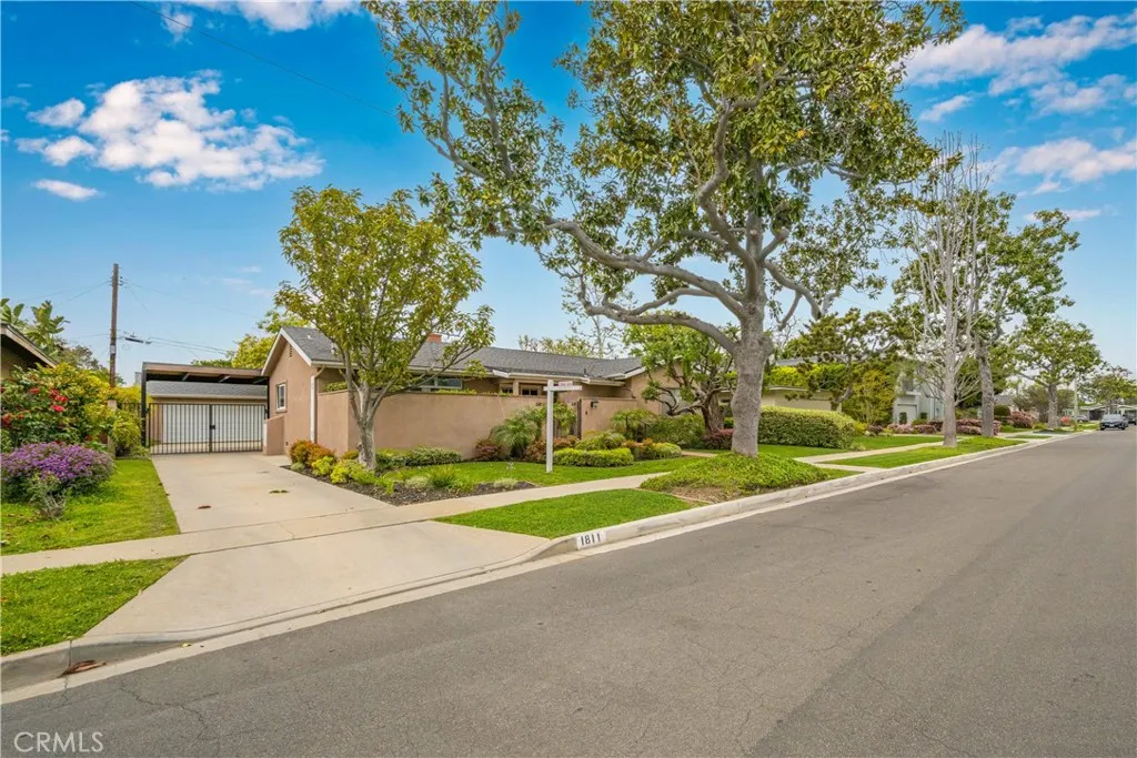 1811 N College Place