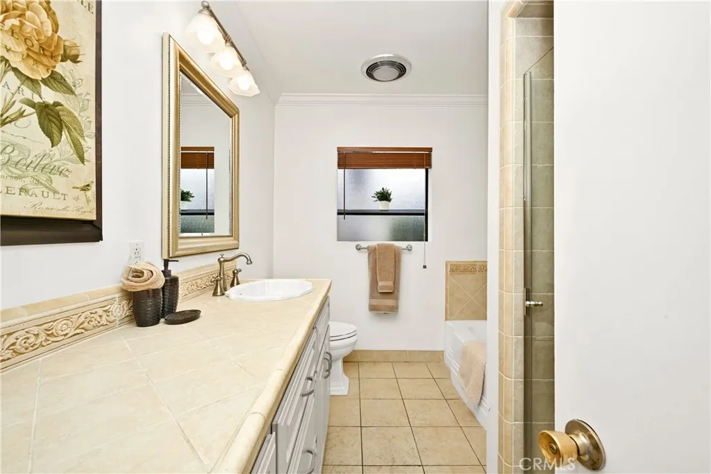 1811 N College Place