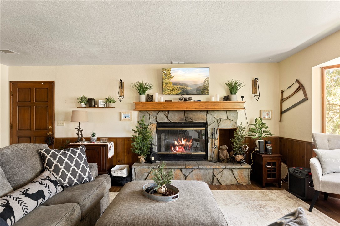 583 W Victoria Court