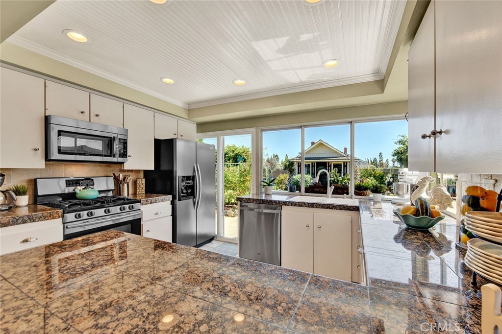 9594 Mariposa Avenue