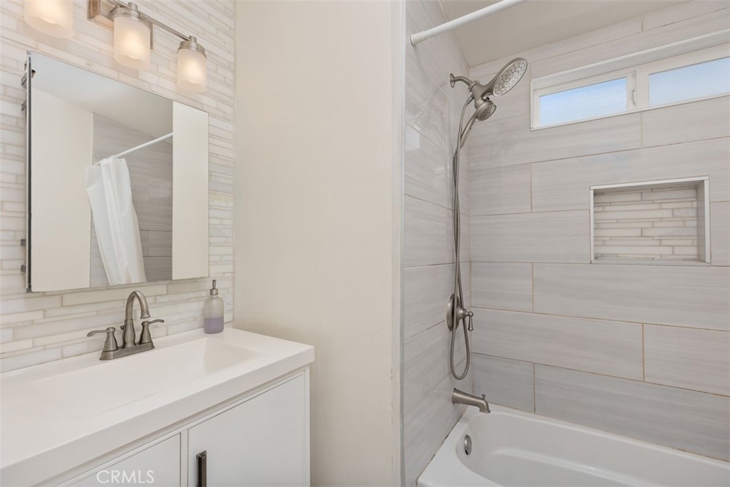 327 W Wilson Street 24