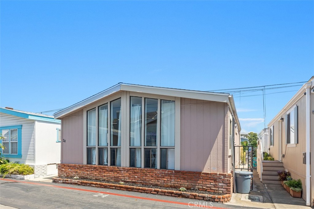 327 W Wilson Street 24