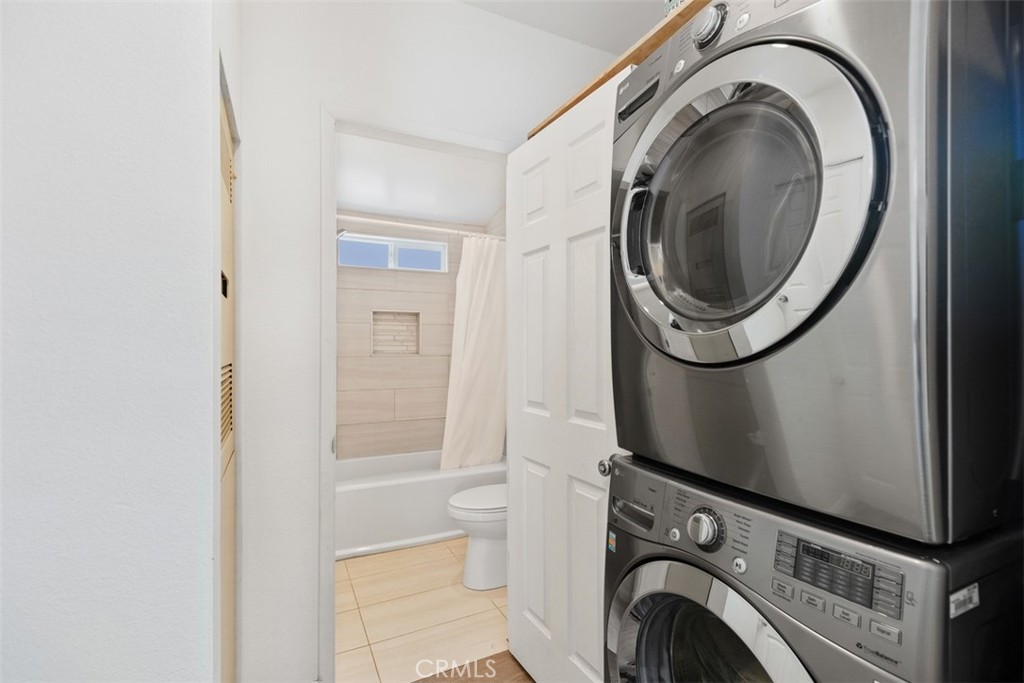 327 W Wilson Street 24