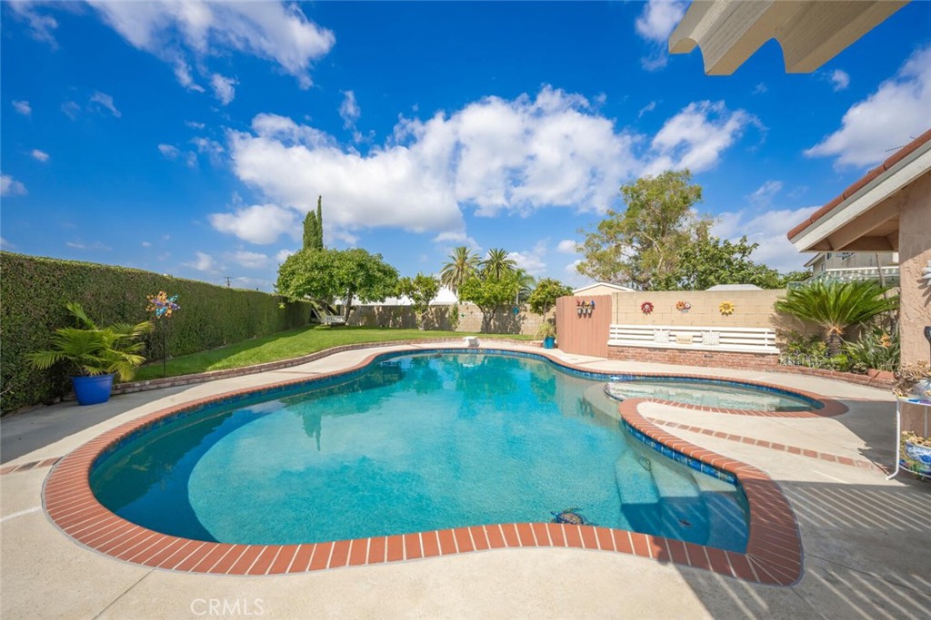 8441 Meadowlark Lane