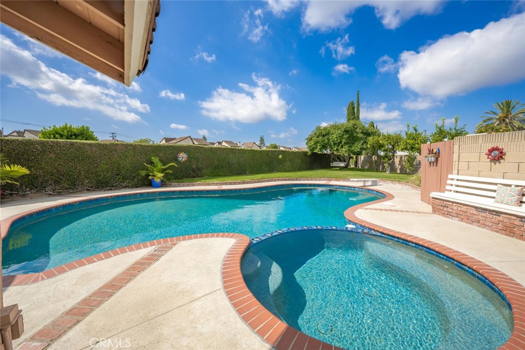 8441 Meadowlark Lane