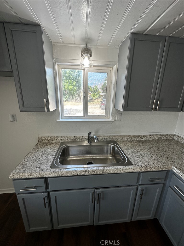 7593 Hillview Street