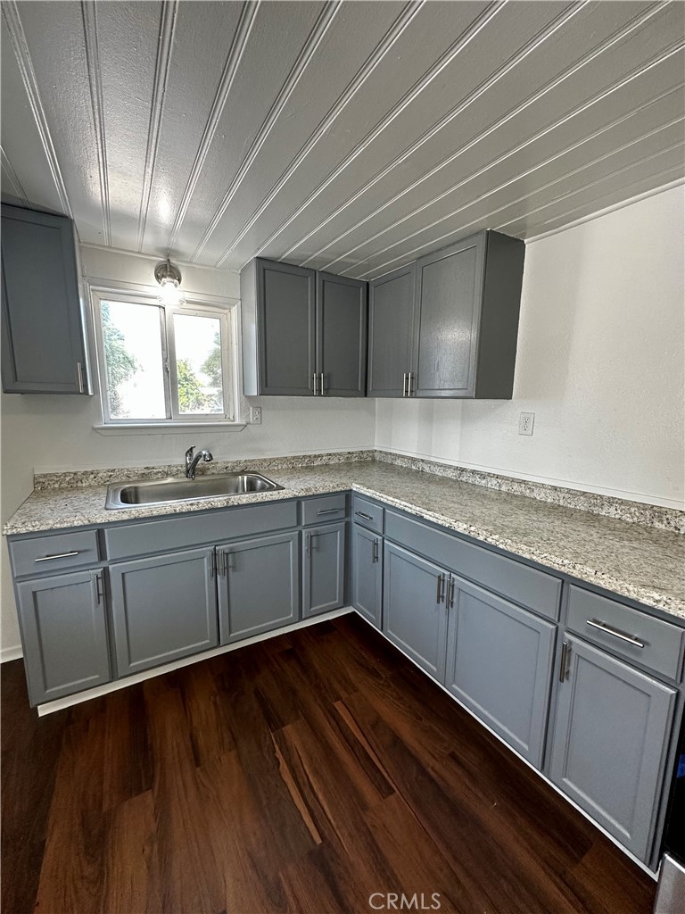 7593 Hillview Street