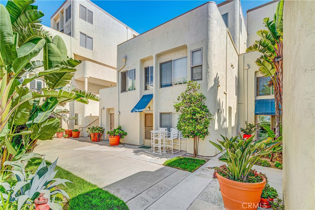 711 Pacific Coast Hwy 111