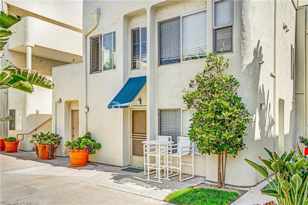 711 Pacific Coast Hwy 111