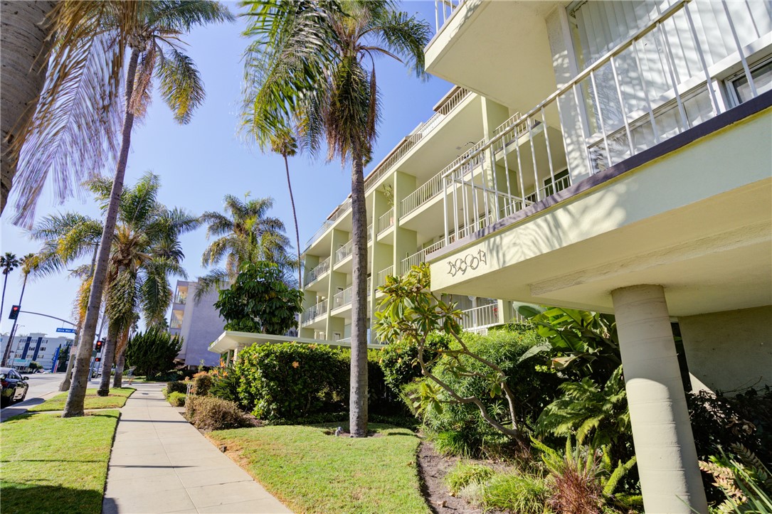 3901 E Livingston Drive 301