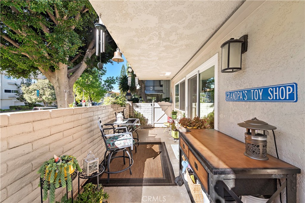 2329 Via Mariposa W A