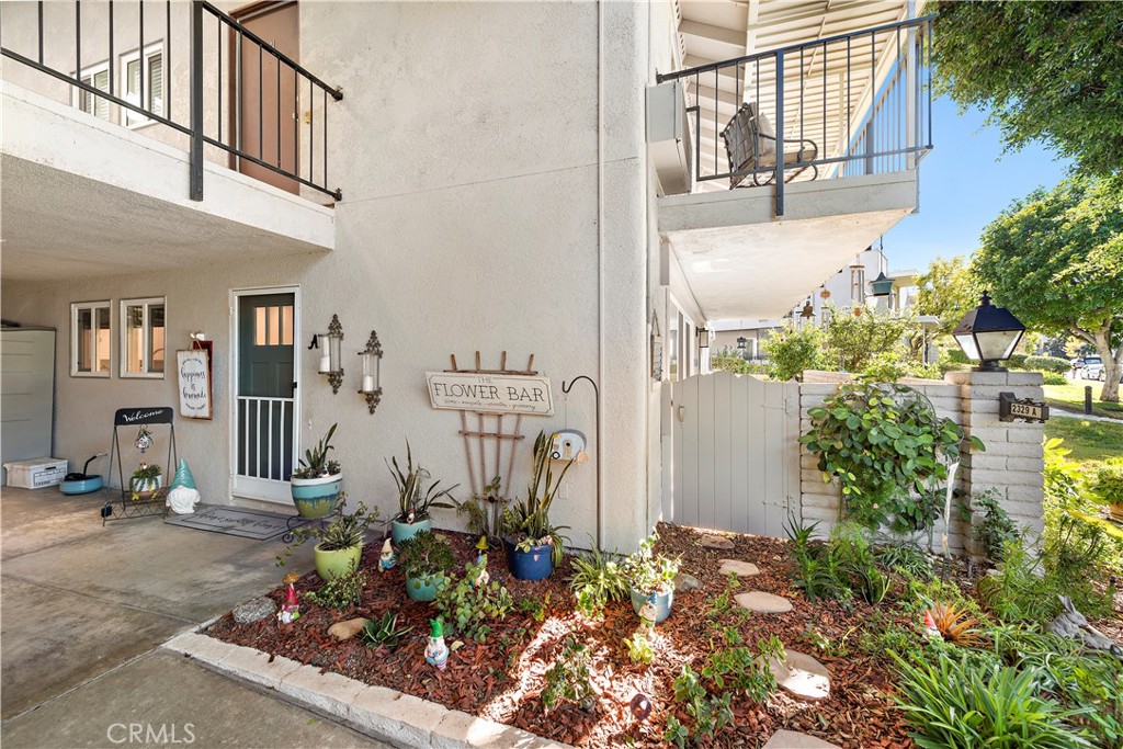 2329 Via Mariposa W A