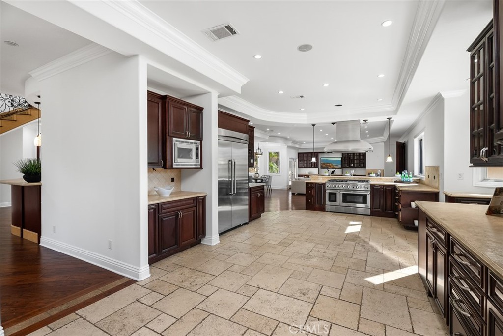 8684 Via Santa Cruz Avenue