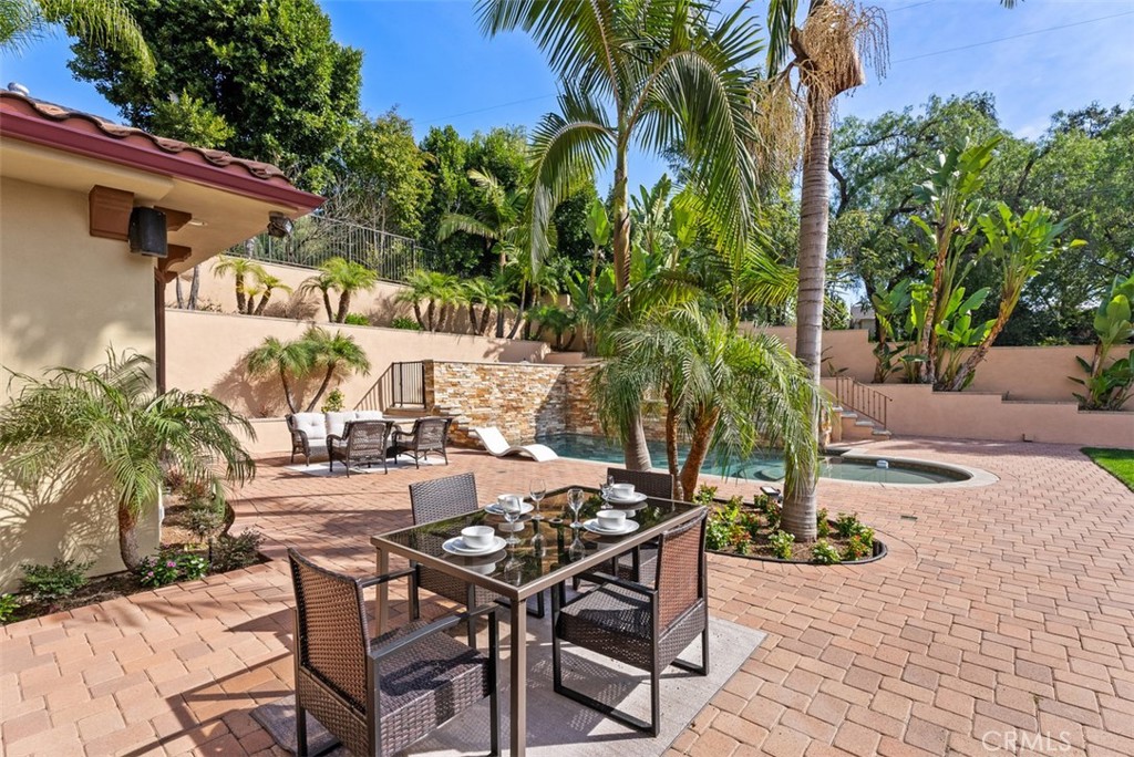 8684 Via Santa Cruz Avenue