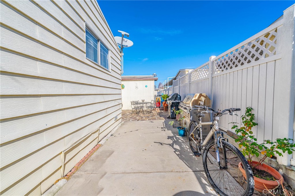 10550 Western Avenue 76